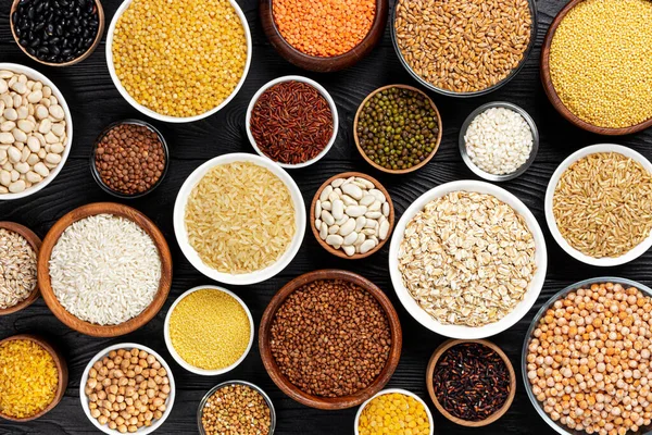 Diferentes cereales, granos, semillas y frijoles, vista superior con espacio para copiar — Foto de Stock