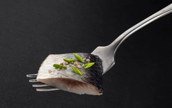 黑底叉子上的咸鲱鱼片 — 图库照片