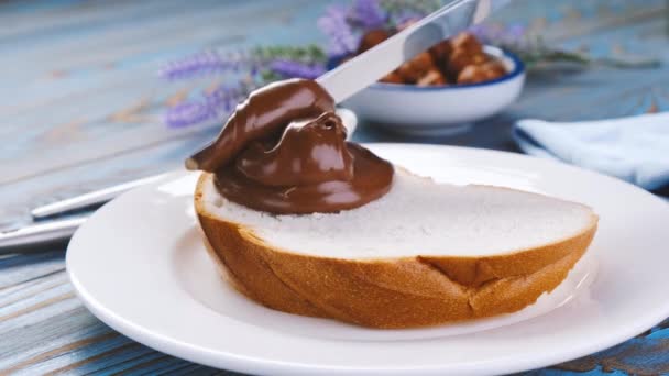 Răspândirea cremei de alune pe pâine, unt de nuci de ciocolată — Videoclip de stoc