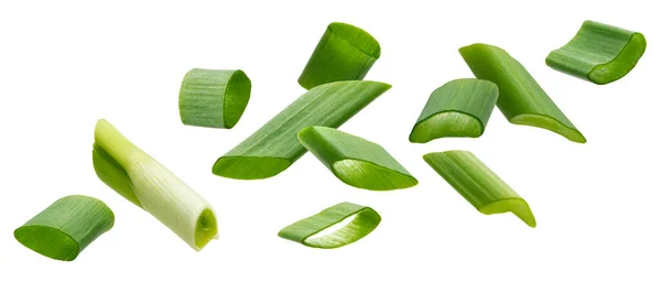Πτώση φέτες πράσινο κρεμμύδι, κομμένα σχοινόπρασο απομονώνονται σε λευκό φόντο — Φωτογραφία Αρχείου