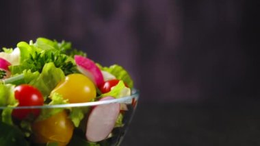 Salatalık, domates ve salatadan taze sebze salatası.
