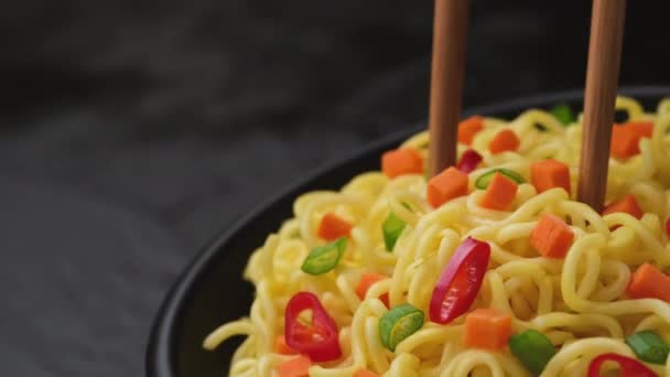 Στιγμιαία noodles με chopsticks σε μαύρο φόντο, ProRes ασυμπίεστα — Αρχείο Βίντεο