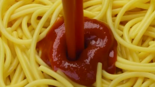 Verter ketchup sobre espaguetis, salsa de tomate cayendo sobre pasta, de cerca — Vídeos de Stock