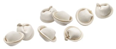 Çiğ hamur köftesi, donmuş Rus pelmeni beyaz arka planda izole edilmiş.