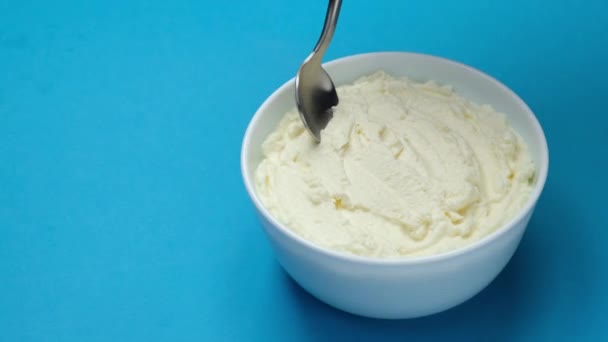 Queso crema con cuchara, primer plano extremo — Vídeos de Stock