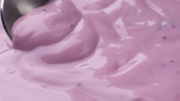 Iogurte de baga com colher, iogurte de mirtilo de perto — Vídeo de Stock