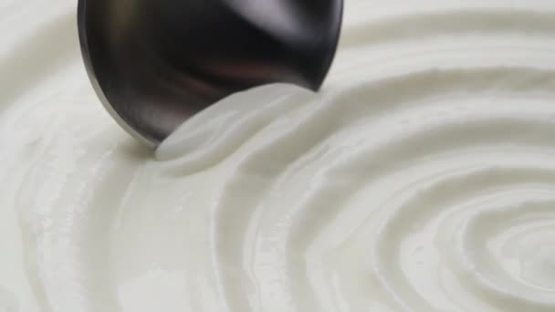 Kwaśna śmietana z łyżką, jogurt grecki zbliżenie — Wideo stockowe