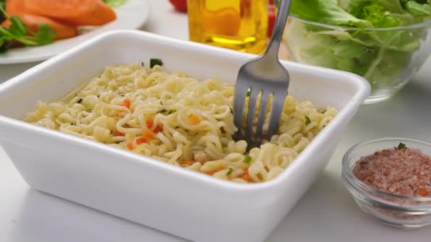 Στιγμιαία noodles, γρήγορη σούπα ράμεν σε πλαστικό πιάτο — Αρχείο Βίντεο