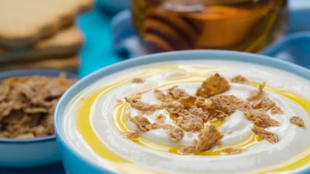 Yogur con granola y miel, tazón de desayuno fresco y saludable — Vídeo de stock