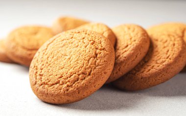 Beyaz masadaki yulaf ezmeli kurabiyelerin kopyalama alanı