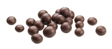 Kırpma yolu ile beyaz arkaplanda izole edilmiş çikolata topları