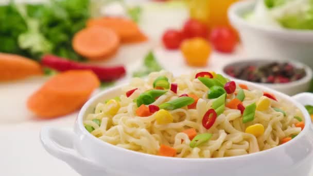 Fideos instantáneos servidos con zanahoria y cebolla verde, ProRes sin comprimir — Vídeos de Stock