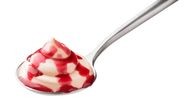 Йогурт с фруктовым джемом в ложке изолирован на белом фоне — стоковое фото