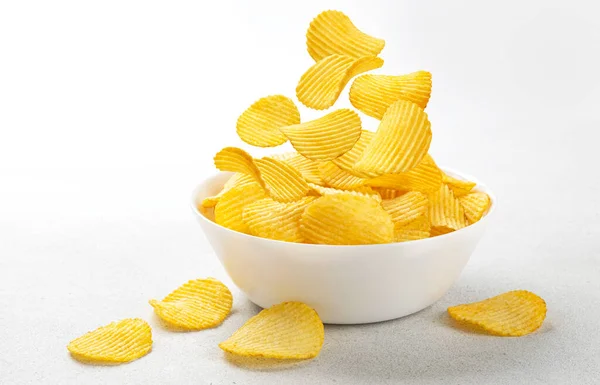 Patatas fritas raspadas aisladas sobre fondo blanco —  Fotos de Stock