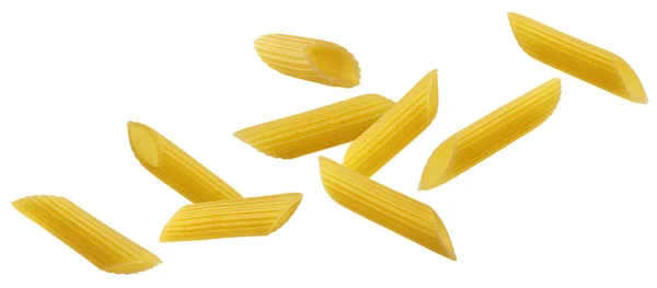 Pâtes italiennes penne rigate tombantes isolées sur fond blanc — Photo