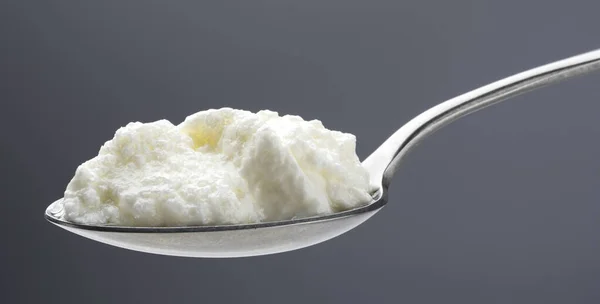 Φρέσκο πηγμένο γάλα, σπιτικό γιαούρτι σε κουτάλι — Φωτογραφία Αρχείου