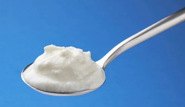 Verse gestremde melk, zelfgemaakte zure yoghurt in lepel — Stockfoto