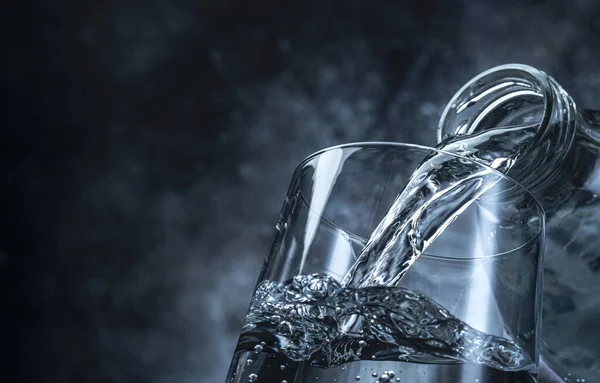 Häll Vatten Från Flaska Glas Svart Bakgrund Med Kopieringsutrymme — Stockfoto