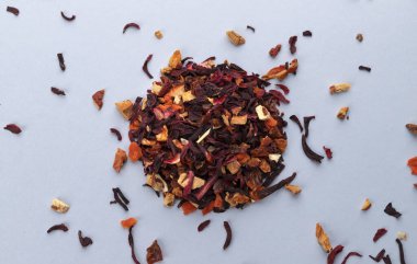 Beyaz arka planda yalıtılmış meyve çayı yaprakları, meyve ve böğürtlenli kuru çay manzarası.