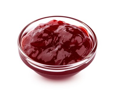 Küçük cam kase kırmızı çilek reçeli beyaz arka planda izole edilmiş, tatlı çilek reçeli