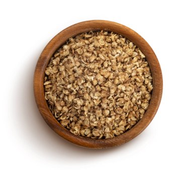 Beyaz arka planda karabuğday taneleri kırpma yolu ile izole edilmiş, pirinç kepeği kırsal ahşap kasede.