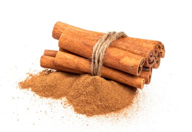 Tarçın çubukları kırpma yolu ile beyaz arkaplanda izole