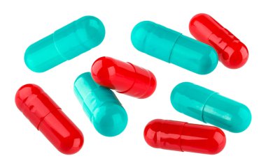Kırmızı ve mavi ilaç kapsülleri beyaz arkaplanda izole edilmiş.