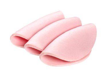 Beyaz arkaplanda haşlanmış sosis dilimleri