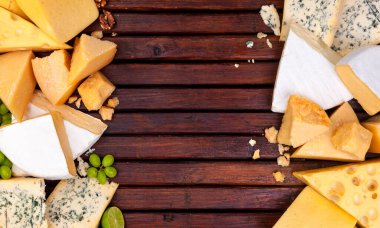 Tahta masada farklı peynirler.
