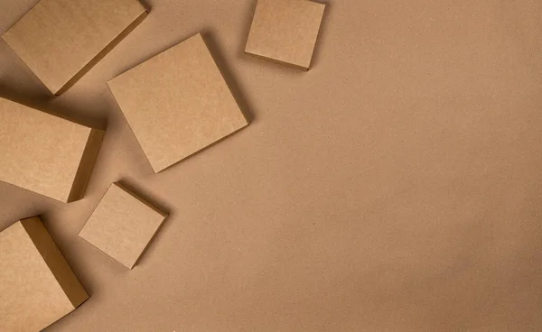 Braune Pappschachteln Auf Bastelpapier Hintergrund Draufsicht Mit Kopierraum Produktpaket Attrappe — Stockfoto