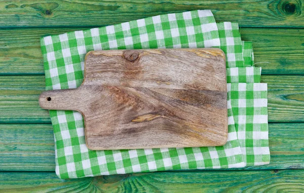 Placa Corte Velha Mesa Madeira Com Toalha Mesa Quadriculada Verde — Fotografia de Stock