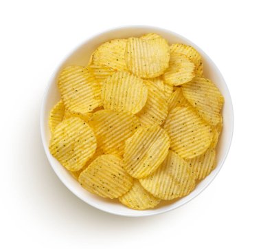 Beyaz arka planda izole edilmiş, ekşi kremalı ve yeşil soğanlı patates cipsi.