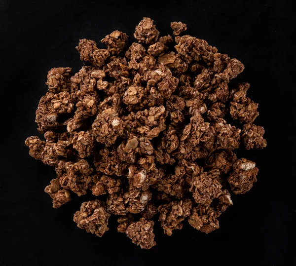 チョコレートグラノーラ 黒を基調としたカリカリムズリー トップビュー — ストック写真