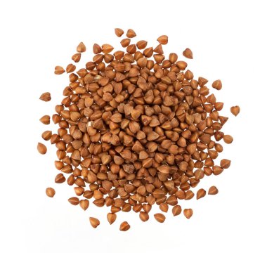 Beyaz arkaplanda izole edilmiş karabuğday tohumları yığını, üst görünüm