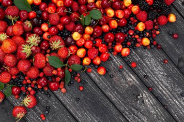 Siyah ahşap arka planda taze yabanmersini.