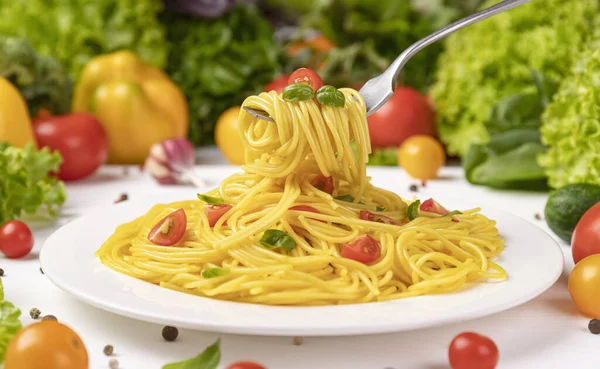 イタリアのパスタ トマトとバジルの葉のフォークのスパゲティ — ストック写真