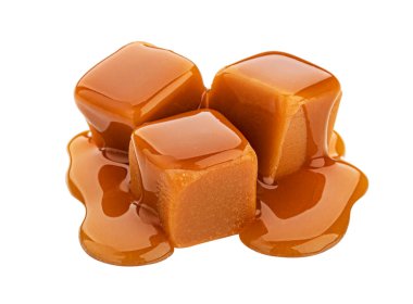 Karamelli şeker ve karamel sosu beyaz arkaplanda izole edilmiş.