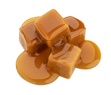 Karamelli şeker ve karamel sosu beyaz arkaplanda izole edilmiş.