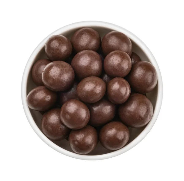 Beyaz arka planda izole edilmiş kasedeki çikolata topları. — Stok fotoğraf
