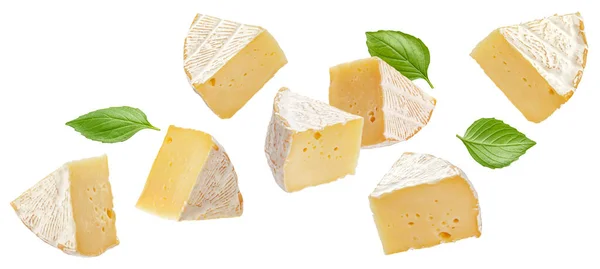Sýr camembert izolované na bílém pozadí — Stock fotografie