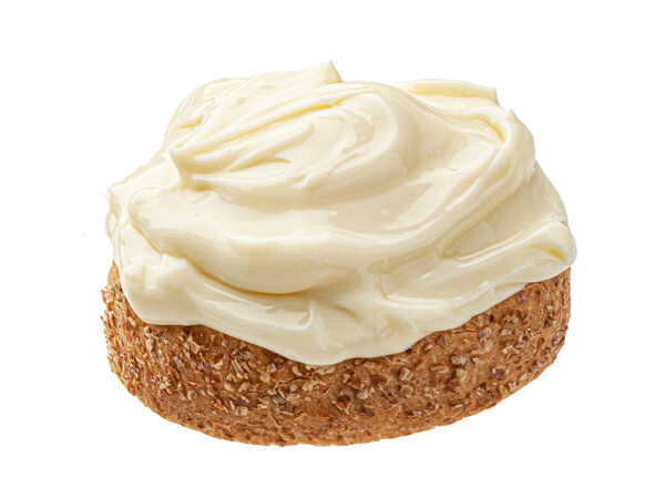 Кусок хлеба с расплавленным сыром на белом фоне