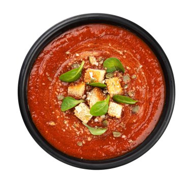 Beyaz arka planda izole edilmiş bir kase domates çorbası.