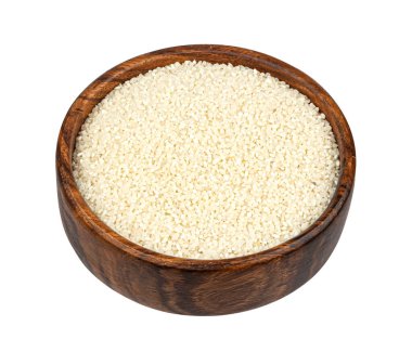 Beyaz arka planda küçük ezilmiş pirinç