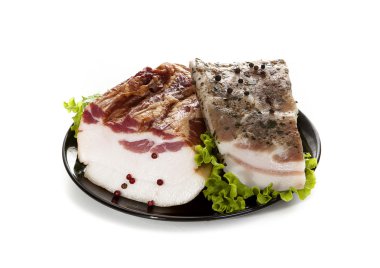 Domuz eti ve beyaz zemin üzerine pastırma