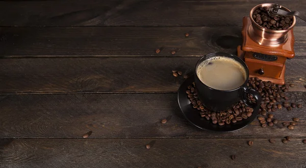 Taza de café con frijoles y molinillo de café —  Fotos de Stock