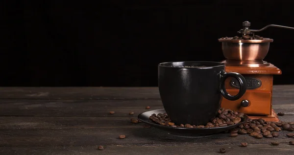 Taza de café con frijoles y molinillo de café —  Fotos de Stock