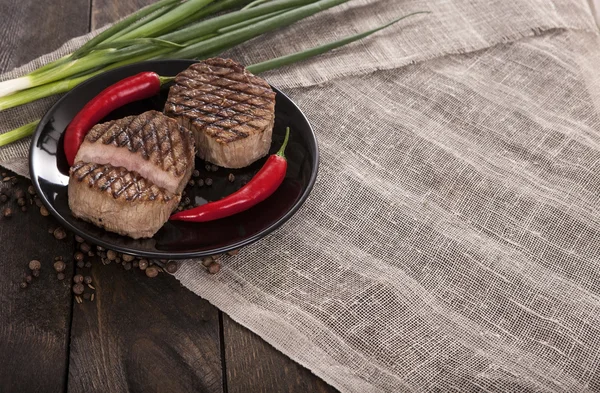 Carne de res sobre un fondo de madera. Un trozo de rosbif. Steak Grill. Fondo de madera vintage . —  Fotos de Stock