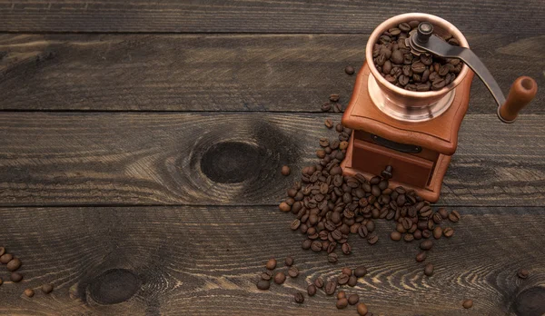 Molino de café sobre fondo de madera —  Fotos de Stock