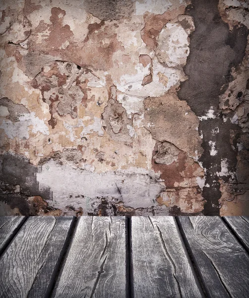 Holztischhintergrund mit alter Wand. — Stockfoto