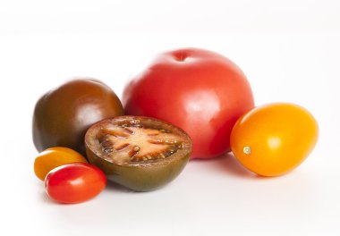 Beyaz arka plan üzerinde renkli domates